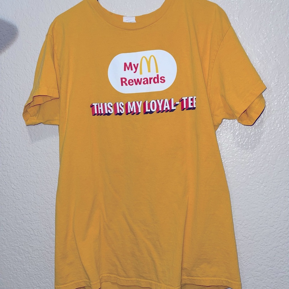 LIMITED EDITION YELLOW MCDONALDS CREW REWARDS TSHIRT SIZE L